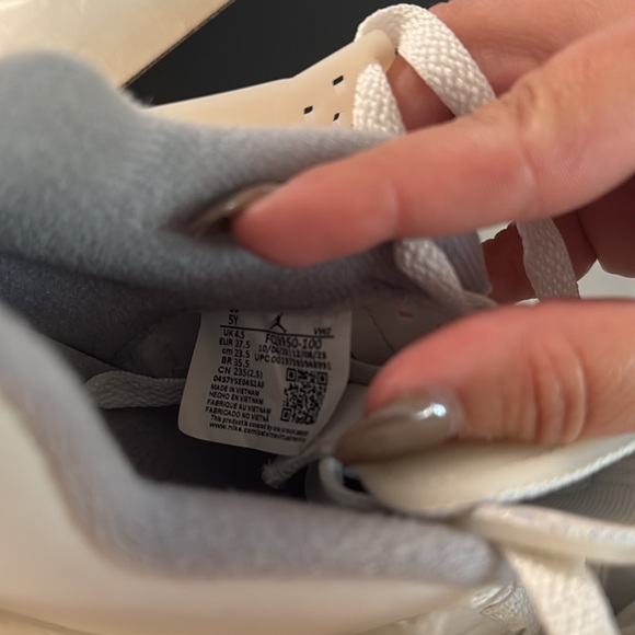 Jordan Spizike Low (GS) size 5Y. - Picture 6 of 9